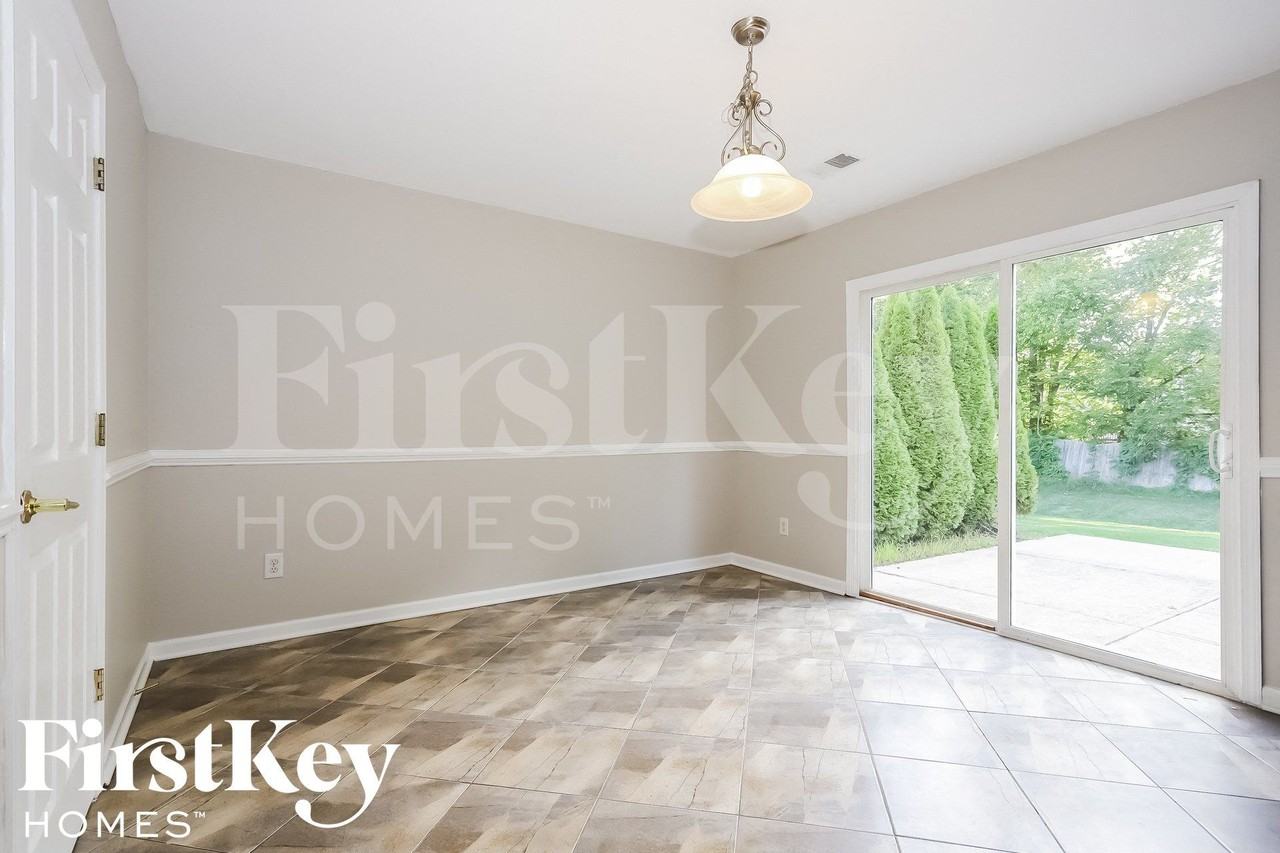 1391 Bearsden Dr - Photo 4 of 15