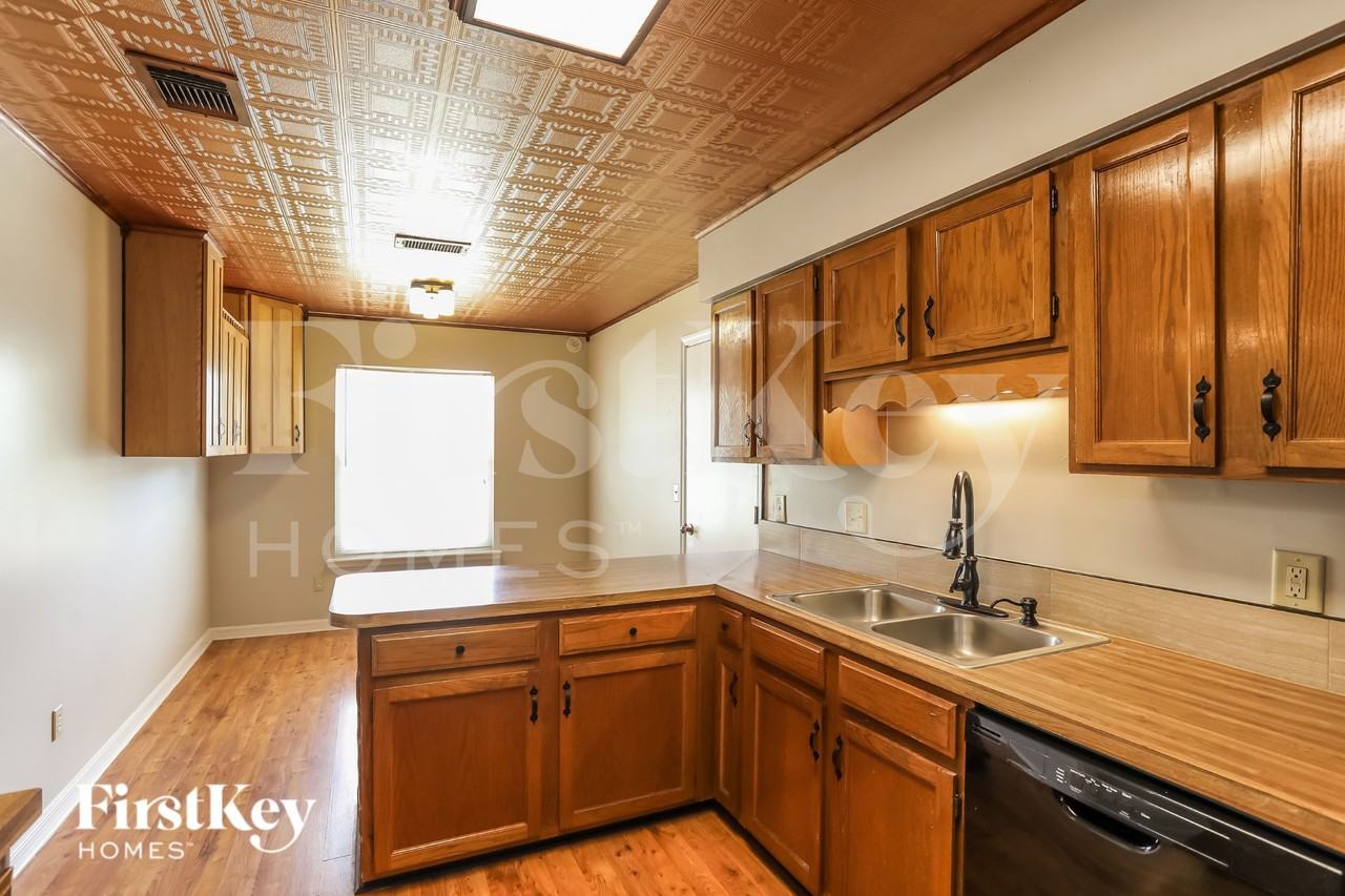 10904 Grand Trunk Ln - Photo 6 of 16