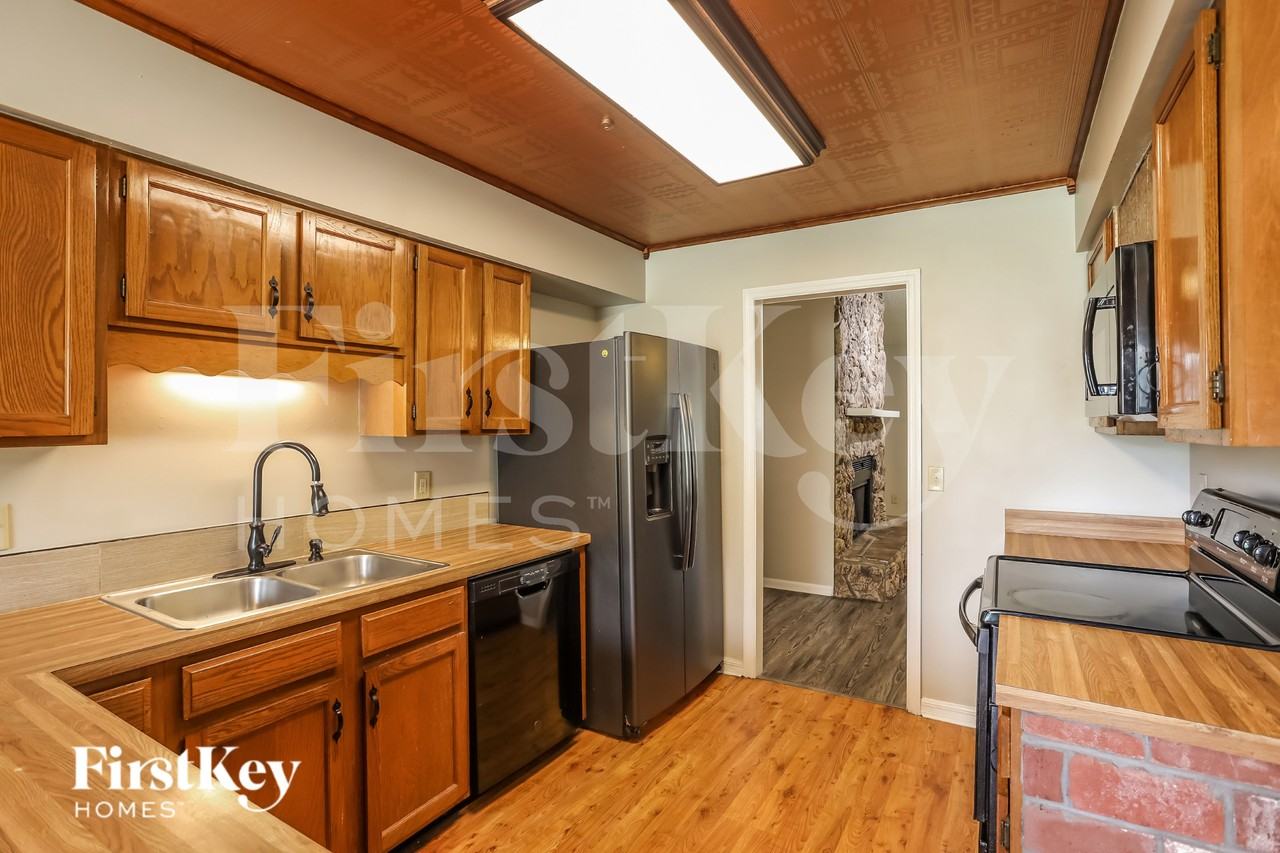 10904 Grand Trunk Ln - Photo 7 of 16