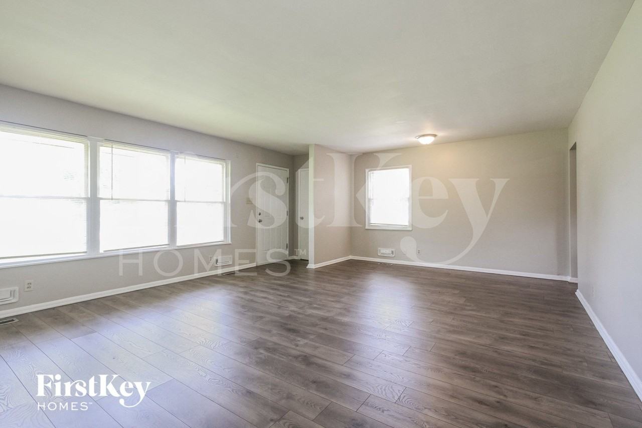1002 Hathaway Dr - Photo 2 of 15