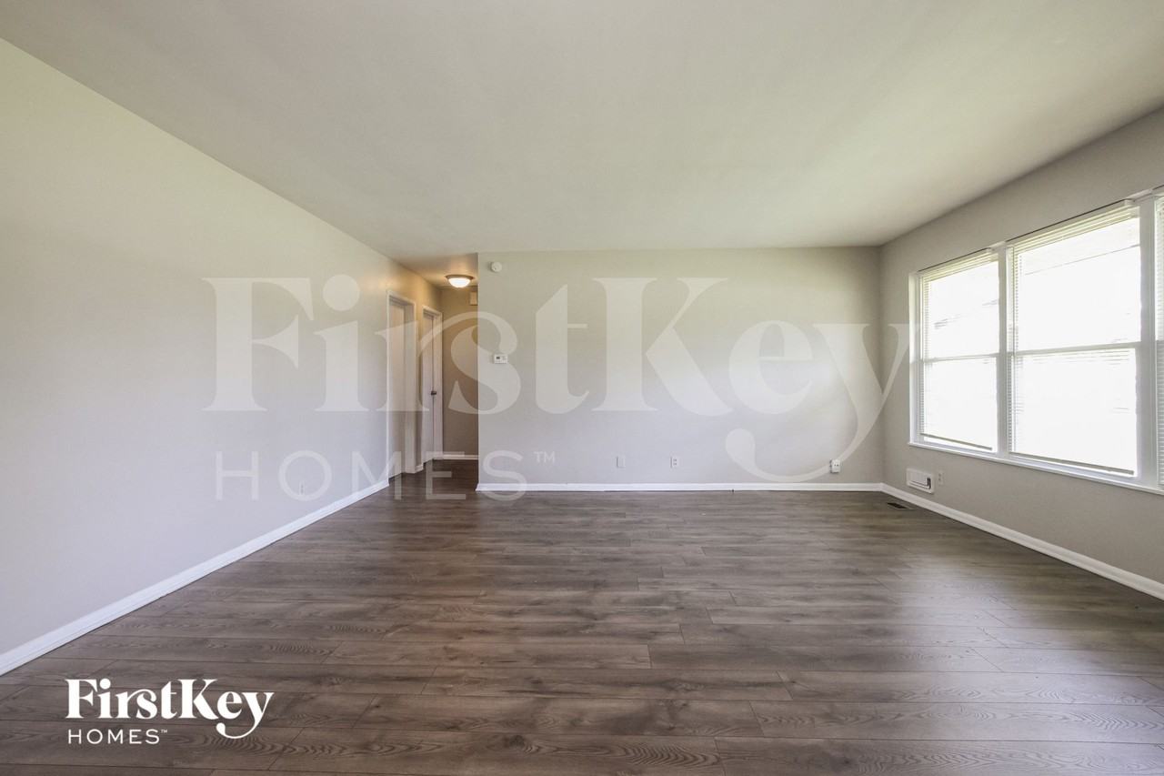 1002 Hathaway Dr - Photo 3 of 15