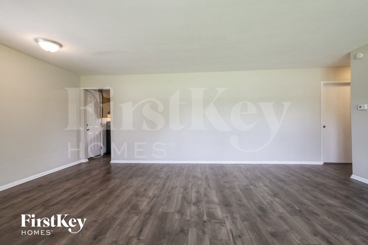 1002 Hathaway Dr - Photo 4 of 15