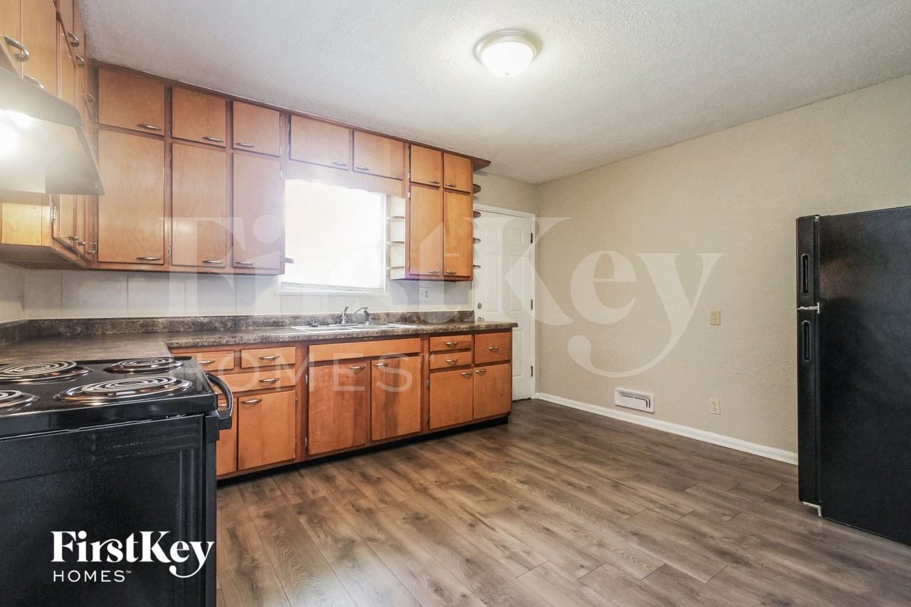 1002 Hathaway Dr - Photo 5 of 15