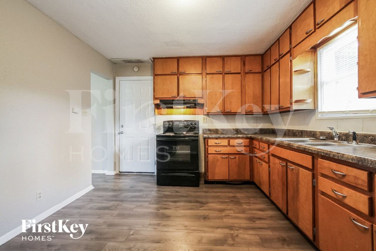 1002 Hathaway Dr - Photo 6 of 15