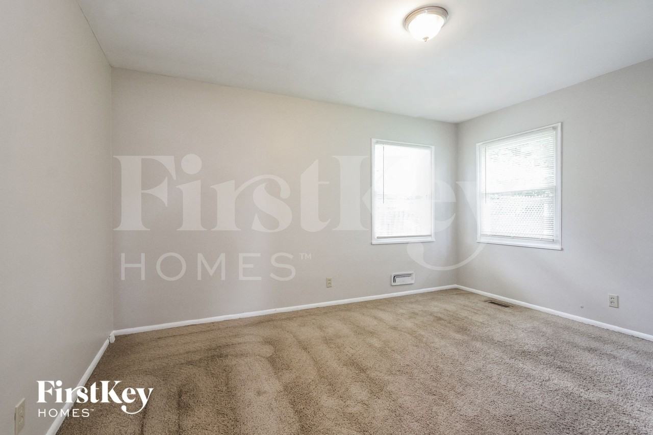 1002 Hathaway Dr - Photo 7 of 15
