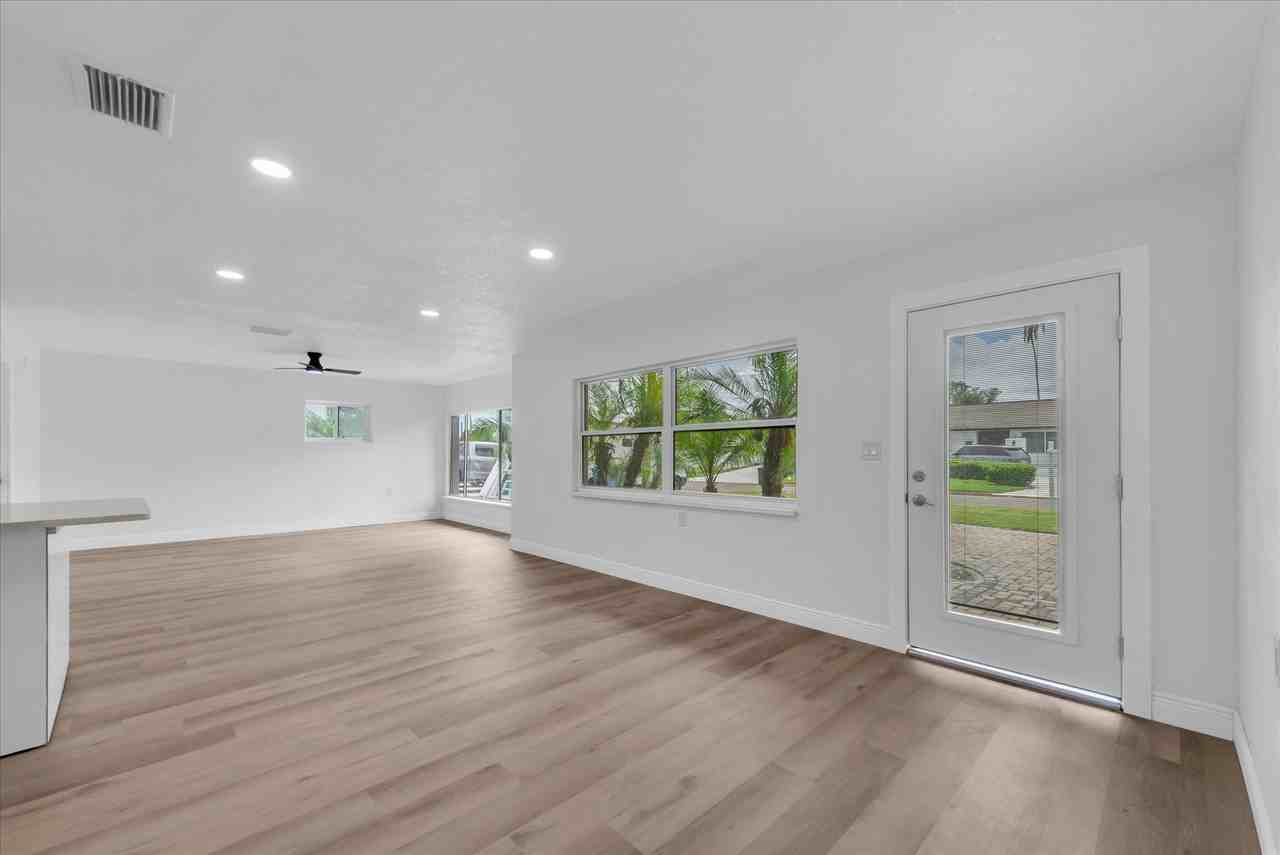 3811 Huntington St Ne #1 - Photo 7 of 36