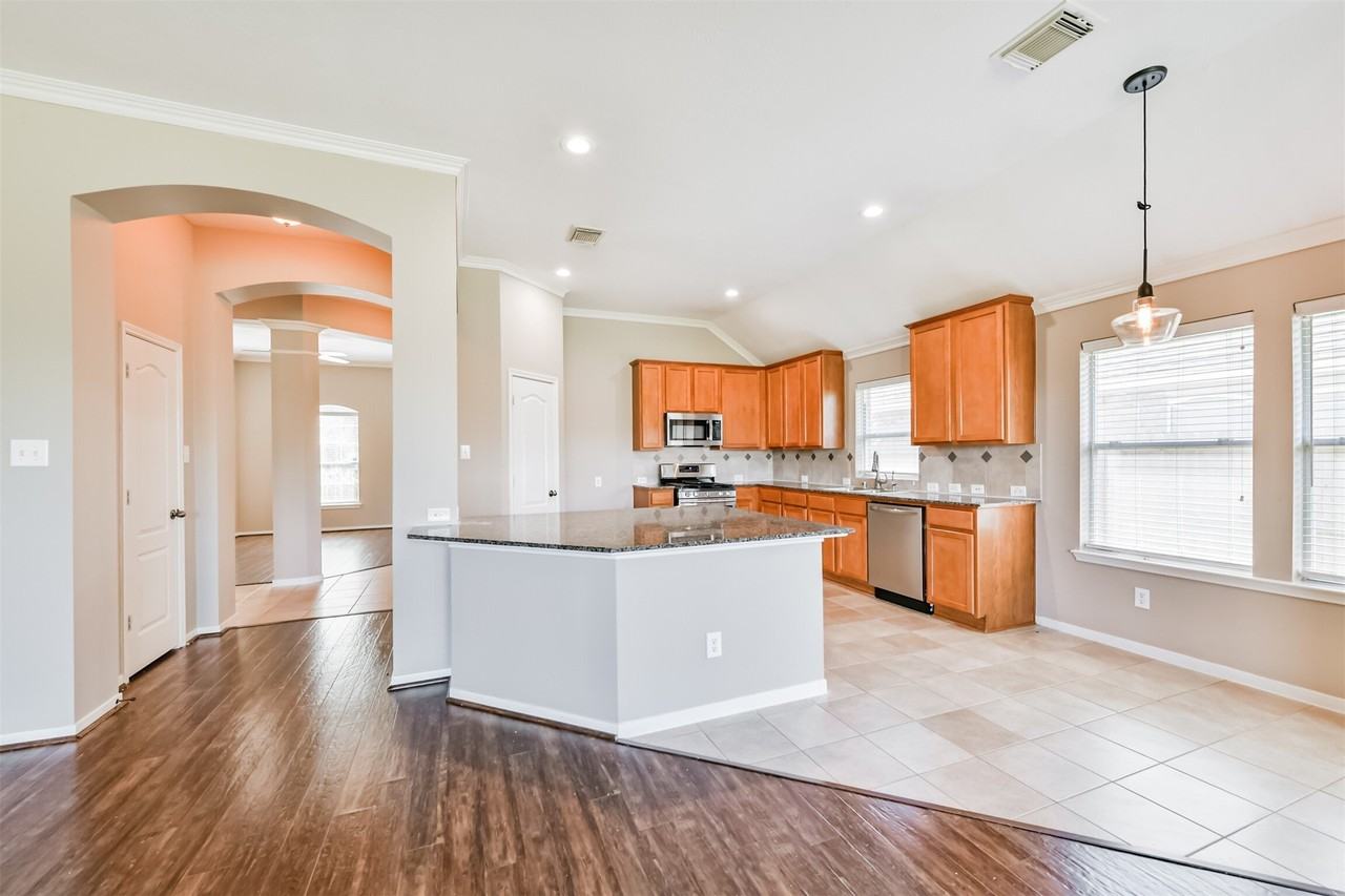13719 Rolling River Ln - Photo 7 of 36