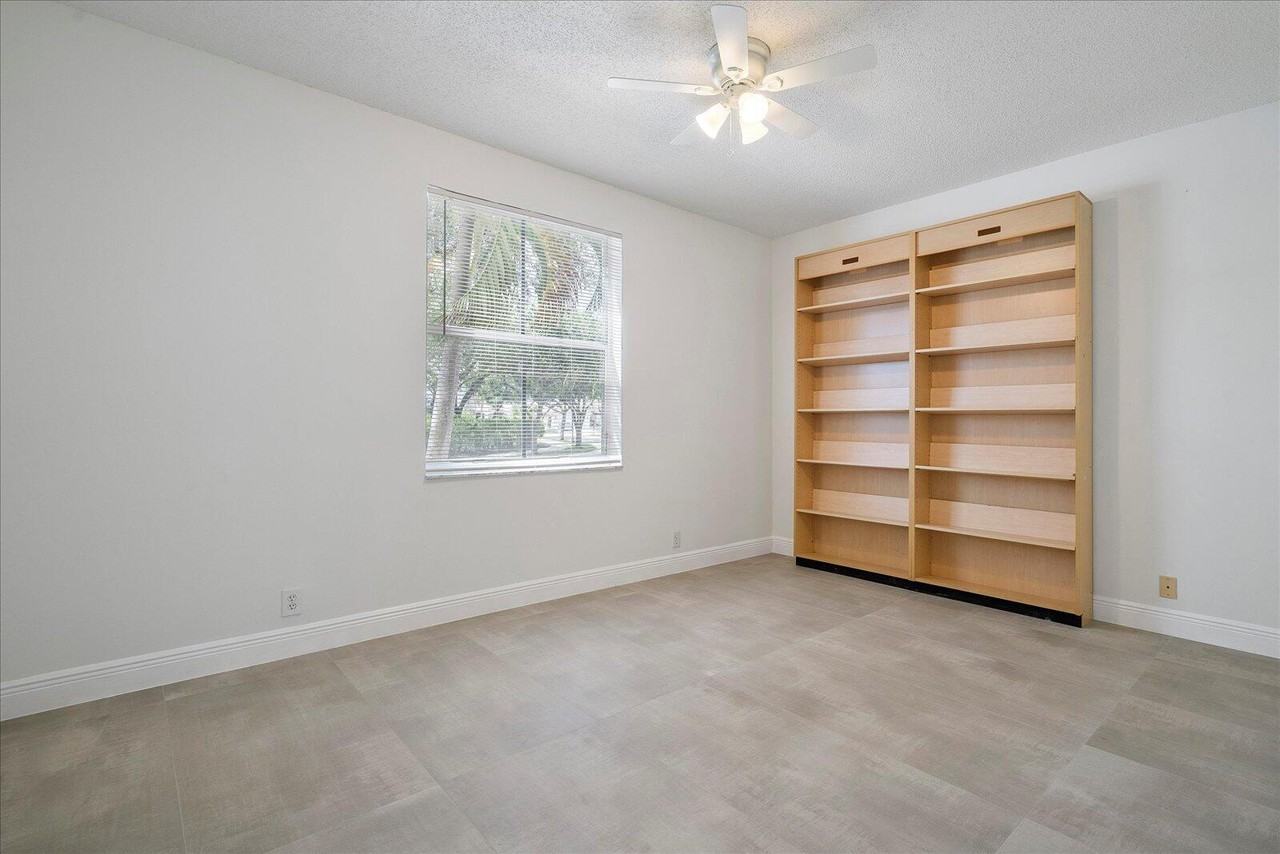 970 Greenwood Rd - Photo 5 of 8