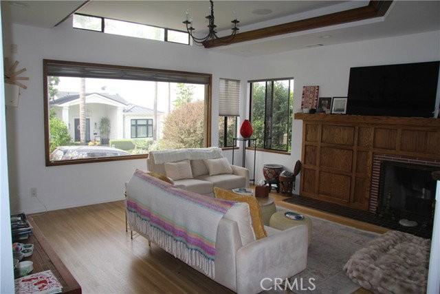 857 6th St - Photo 5 of 8