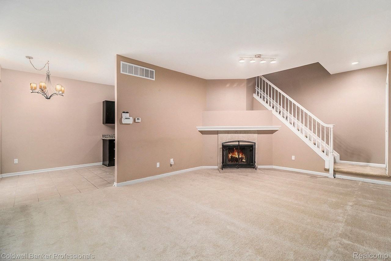7360 Meadowridge Dr - Photo 4 of 28