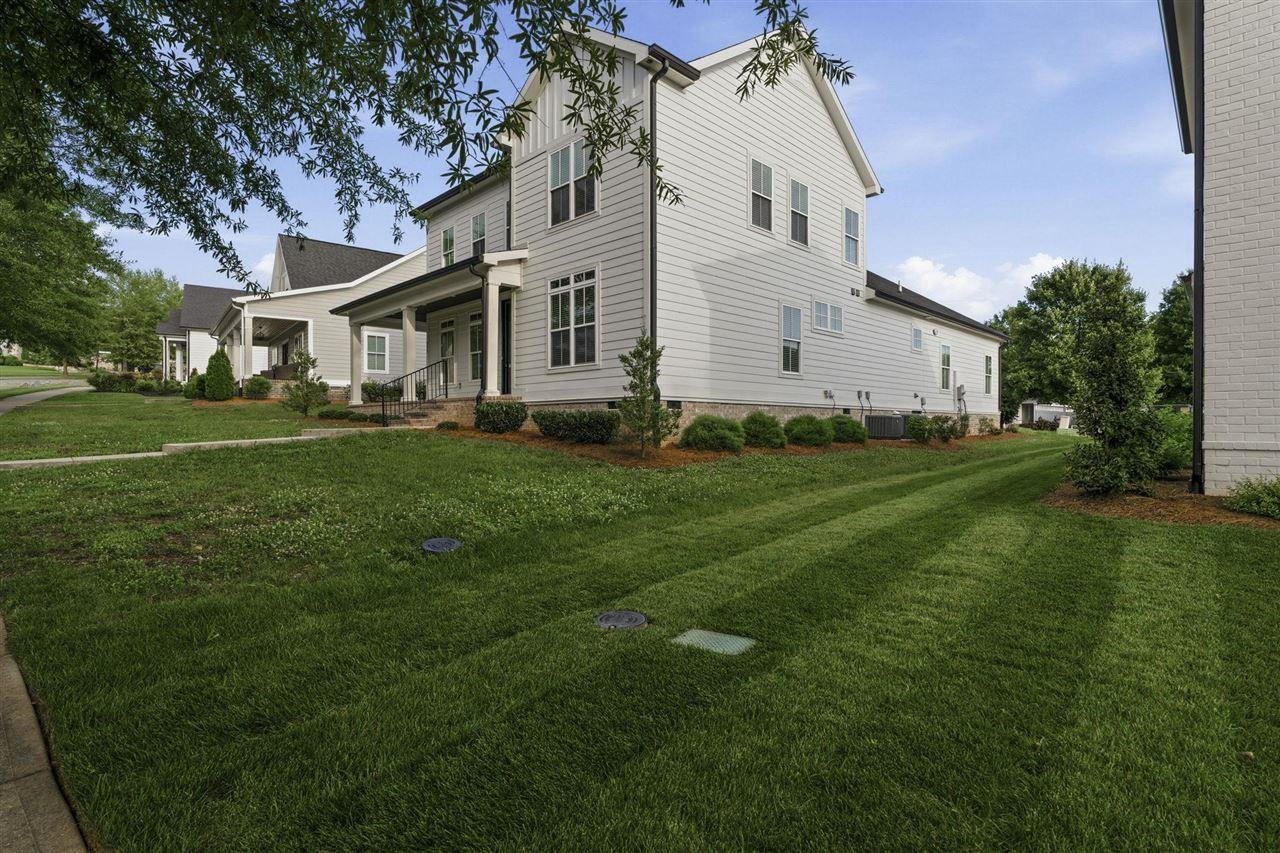 633 Village Way - Photo 3 of 32