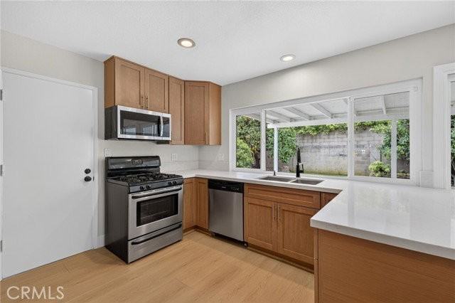 559 Pierpont Dr - Photo 2 of 8