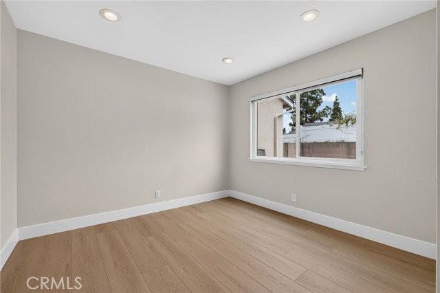 559 Pierpont Dr - Photo 3 of 8