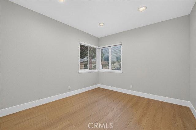 559 Pierpont Dr - Photo 4 of 8