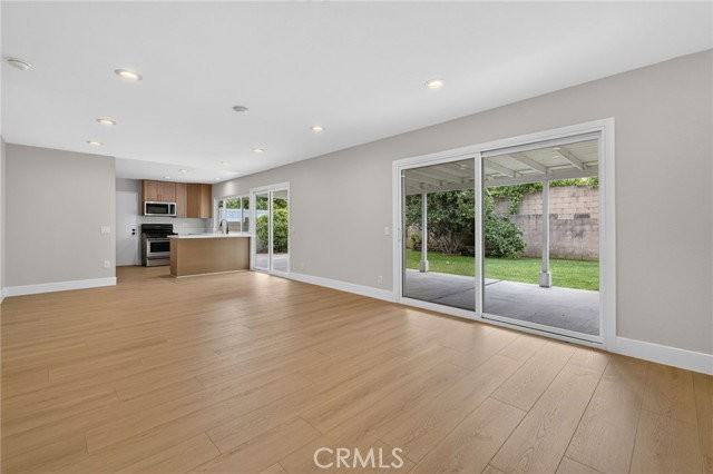 559 Pierpont Dr - Photo 5 of 8