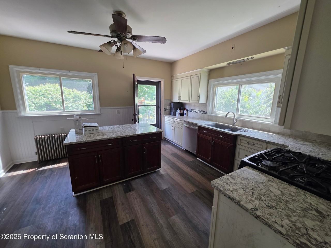 135 Throop St - Photo 3 of 15
