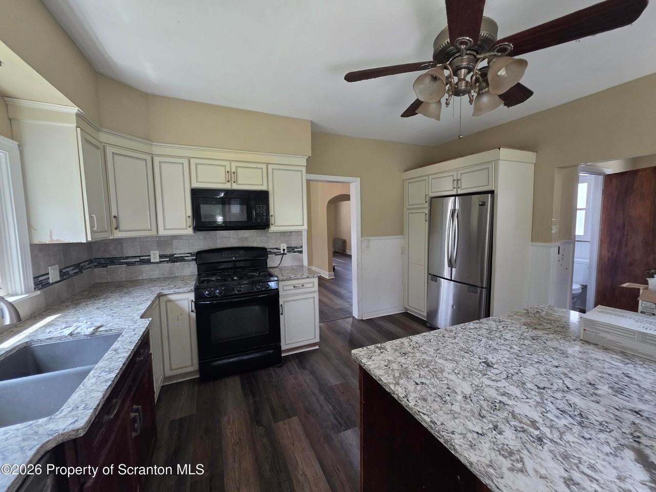 135 Throop St - Photo 4 of 15