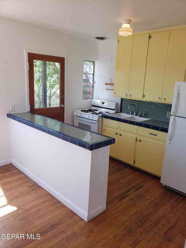 900 W Yandell Dr - Photo 2 of 19