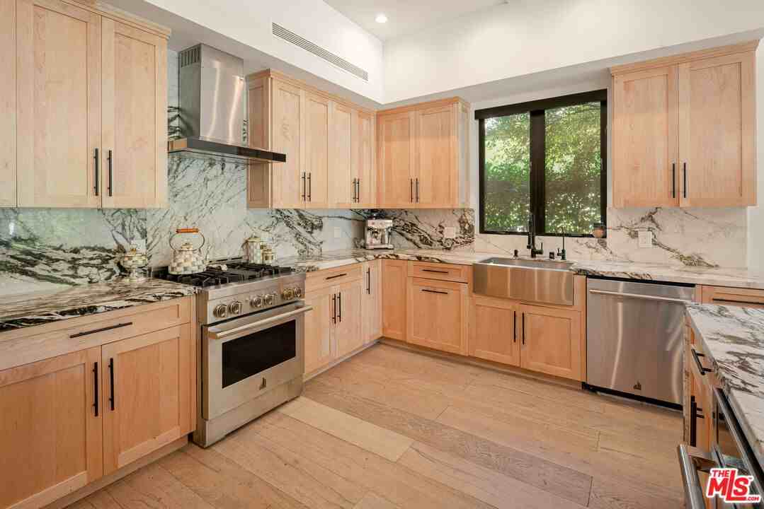 16740 Otsego St - Photo 4 of 8