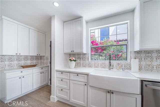 5143 Newcastle Ave - Photo 4 of 8