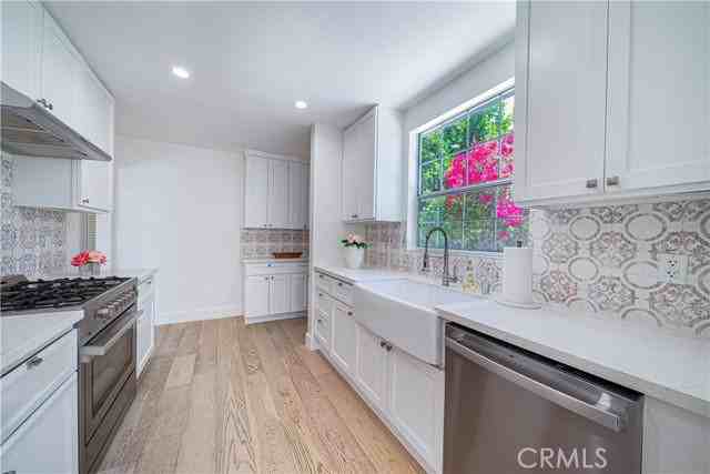 5143 Newcastle Ave - Photo 6 of 8