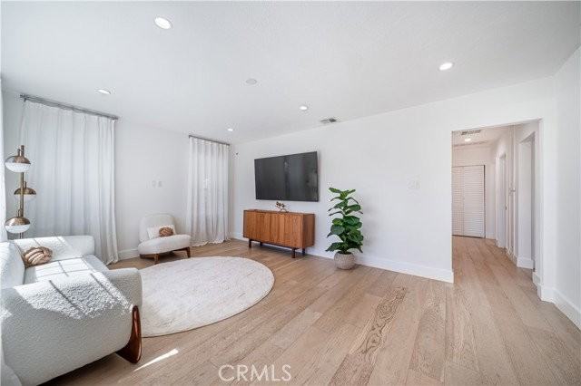 5143 Newcastle Ave - Photo 7 of 8