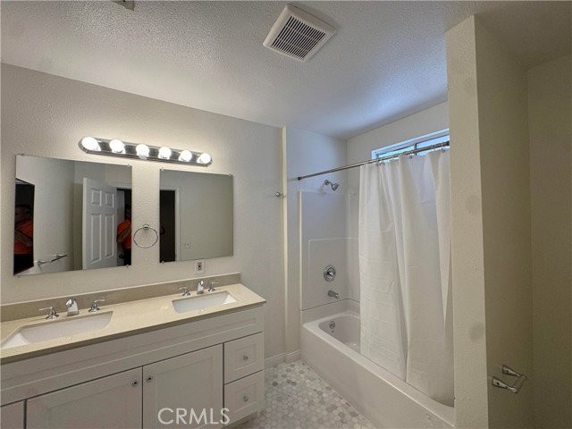 1130 Spazier Ave - Photo 3 of 8