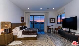 137 N Doheny Dr #2 - Photo 7 of 8