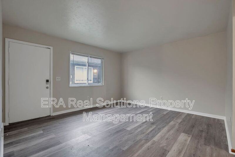 2460 Hiawatha St - Photo 3 of 23