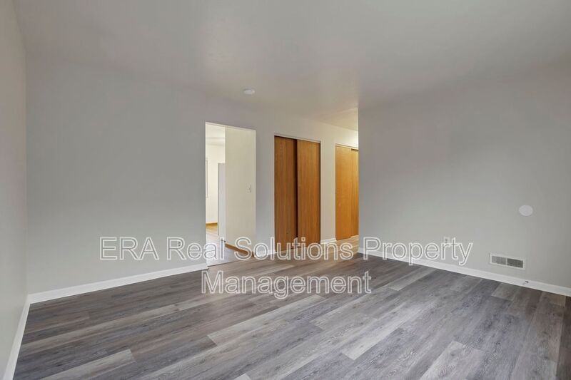 2460 Hiawatha St - Photo 5 of 23