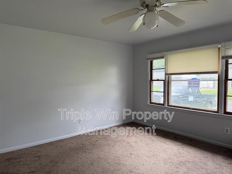 1695 Crowder Dr - Photo 2 of 6