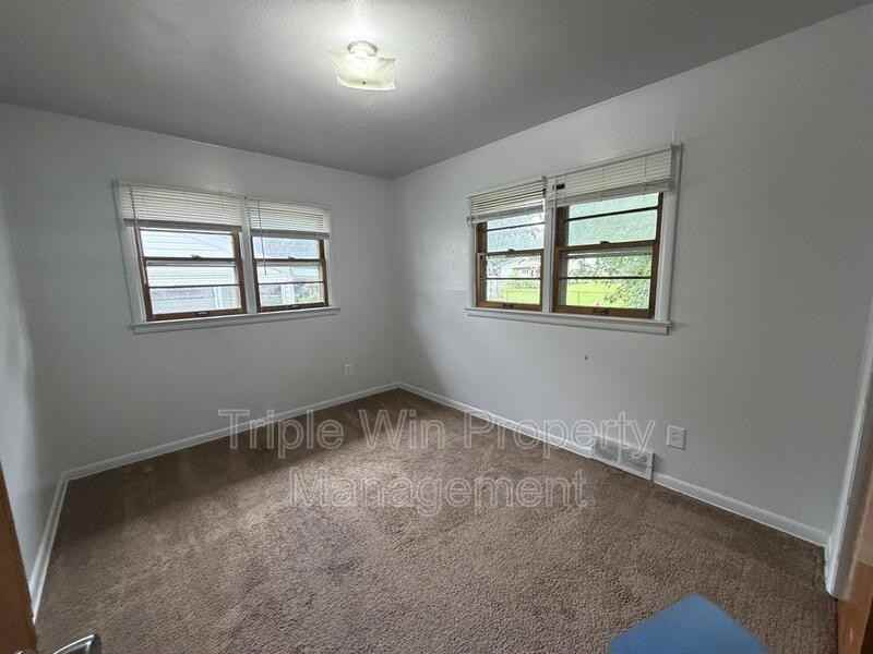 1695 Crowder Dr - Photo 3 of 6