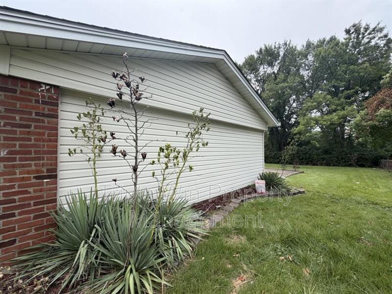 2372 Rockymont Dr - Photo 4 of 33