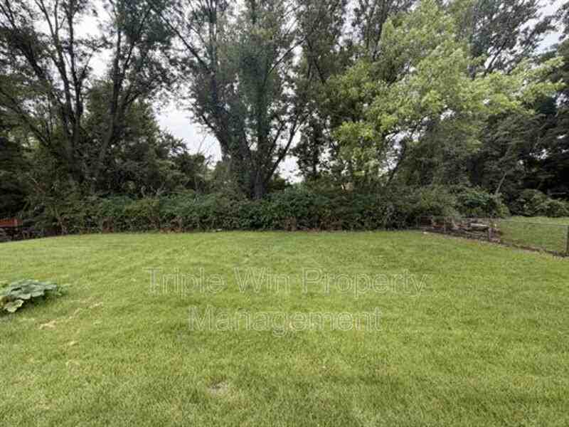 2372 Rockymont Dr - Photo 7 of 33