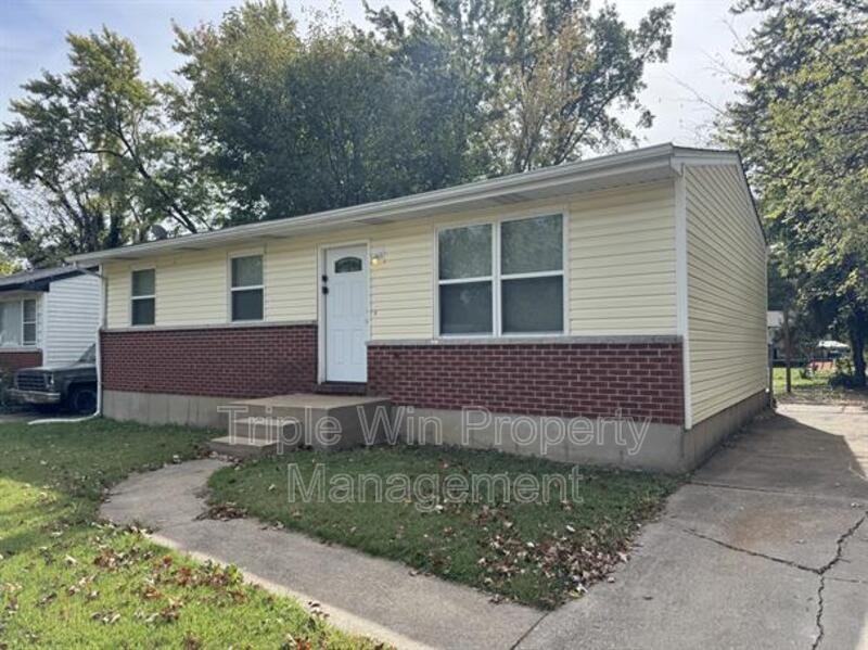 1372 Farmview Ave - Photo 2 of 24