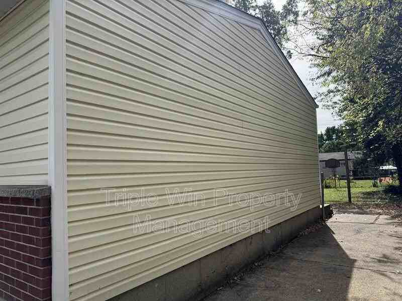 1372 Farmview Ave - Photo 3 of 24