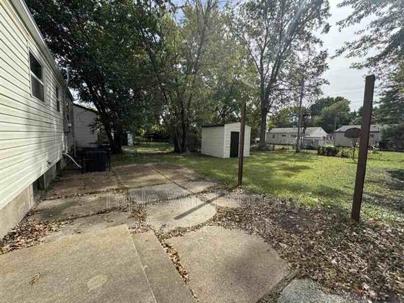 1372 Farmview Ave - Photo 4 of 24