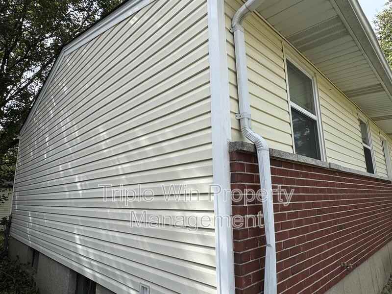 1372 Farmview Ave - Photo 5 of 24