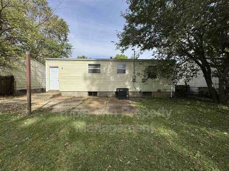 1372 Farmview Ave - Photo 6 of 24