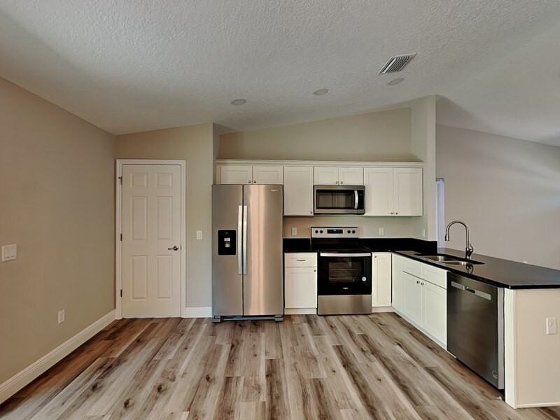 1866 W Hialeah Dr - Photo 2 of 19