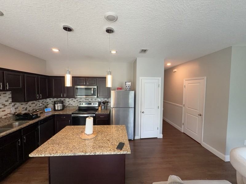 896 Grandin St - Photo 4 of 14