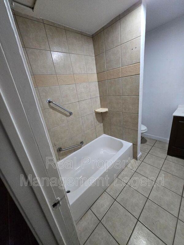 933 Gillham Rd - Photo 3 of 9