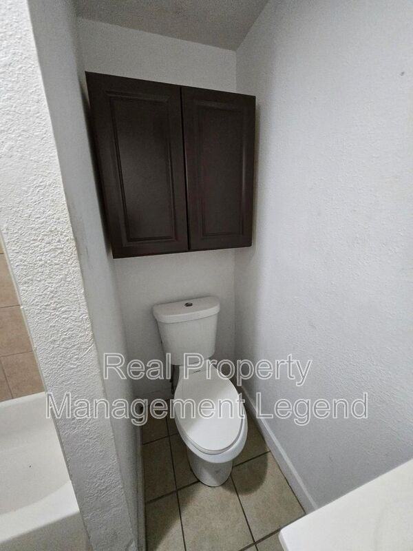 933 Gillham Rd - Photo 4 of 9