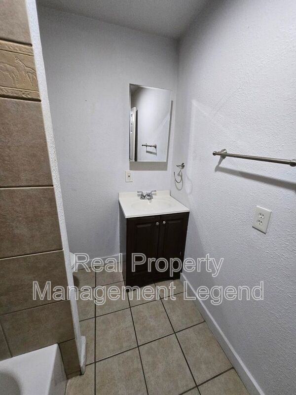 933 Gillham Rd - Photo 5 of 9