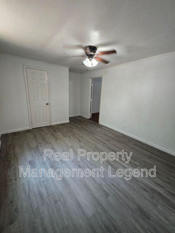 933 Gillham Rd - Photo 6 of 9
