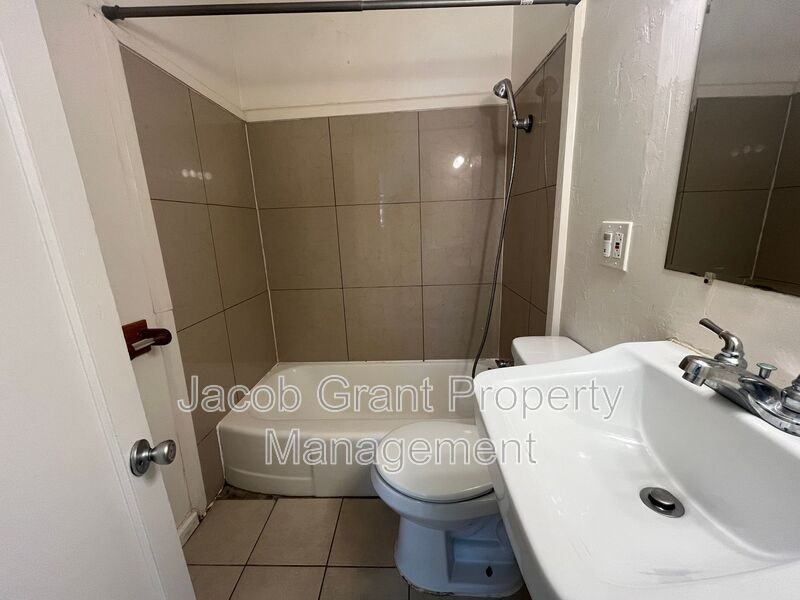 1298 Idaho Ave #5 - Photo 5 of 6