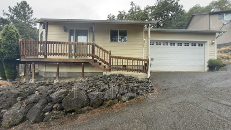 1384 Ne Ridge Ave - Photo 2 of 27