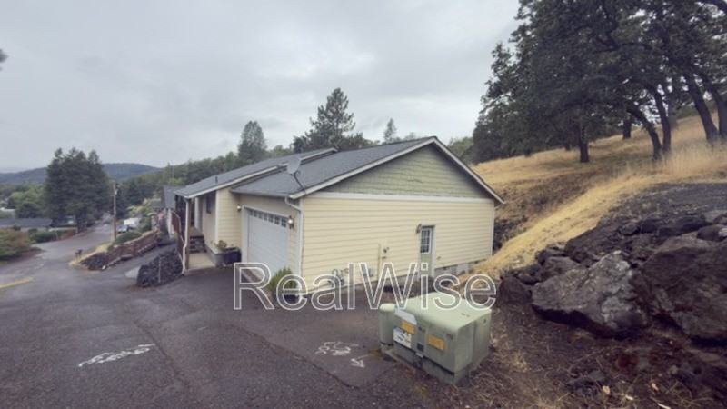 1384 Ne Ridge Ave - Photo 3 of 27