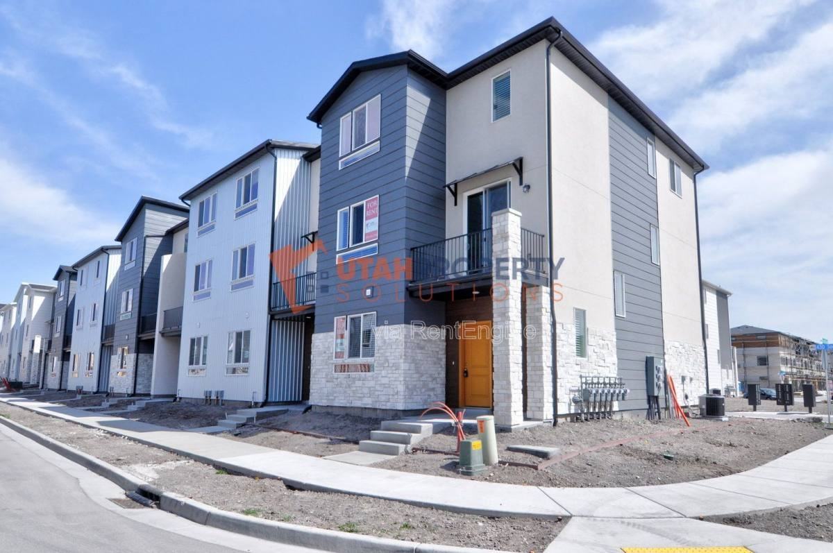 1058 W 360 S - Photo 3 of 10