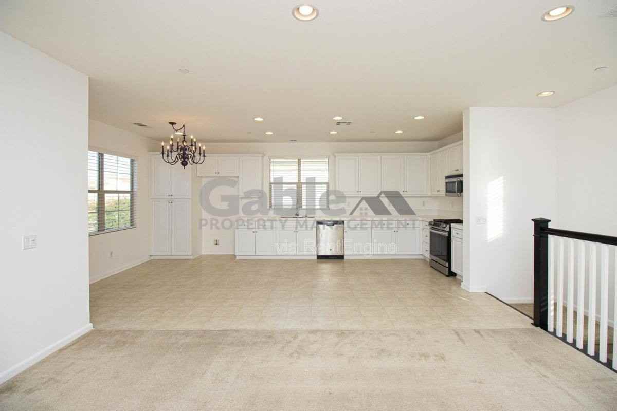 21916 Moveo Dr - Photo 3 of 10